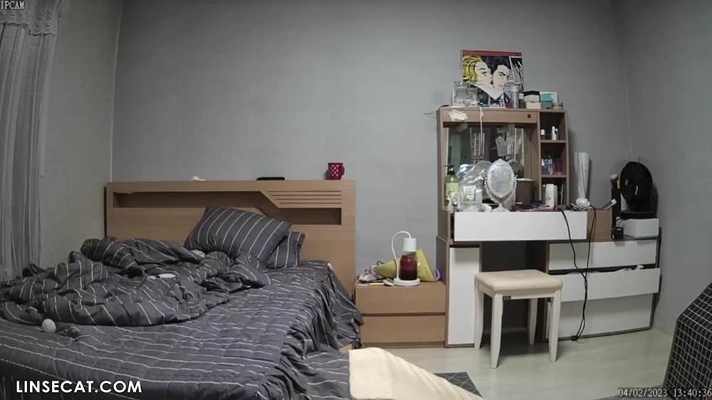 해킹된 한국 가정용 IP 카메라_ 예쁜 여자가 TV를 보면서 무의식적으로 젖꼭지를 문지른다