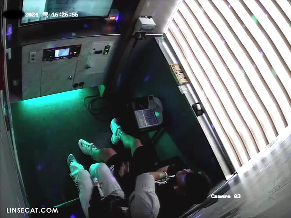 2024년 한국 노래방의 IP 카메라가 해킹당했다. 예민한 클리토리스를 가진 소녀와 거친 남자친구. 그가 그녀의 음핵을 만졌을 때 그녀의 온몸이 떨렸다