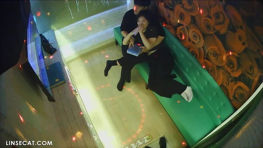 2023년에 한국 노래방 OK의 IP 카메라가 해킹당했습니다. 소녀는 소년의 성기에 자신의 보지를 문질렀고, 두 사람의 마음은 성욕에 사로잡혔습니다. 마침내 소년은 그의 손으로 그녀의 오르가즘을 만들었습니다