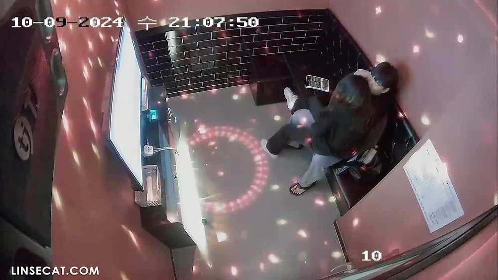 2024년 한국 노래방의 IP 카메라가 해킹당했습니다. 뚱뚱한 소년이 여자친구를 손으로 성교시켰고, 그녀는 몸을 비틀었고, 성적 쾌락의 전류는 그녀의 뇌를 잠시 멍하게 만들었습니다.