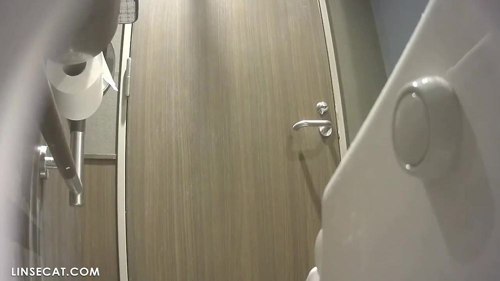 2023 한국 화장실 몰래카메라_ 쇼핑몰의 아름다운 소녀들. 그녀는 고개를 숙이고 화장실에 있는 카메라를 주의 깊게 확인했는데, 그녀의 질은 여전히 촬영되었습니다.