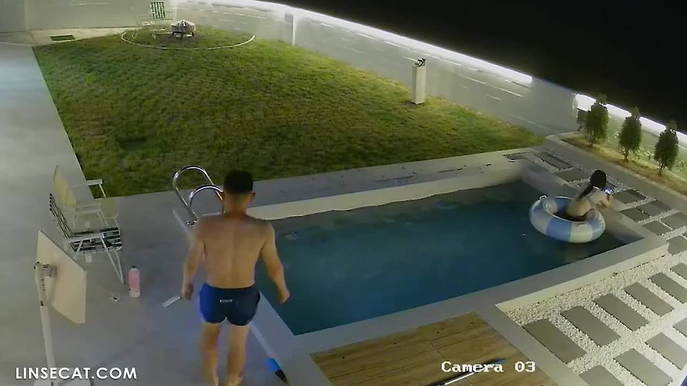 2024년 한국 홈 IP 카메라 해킹_ 부자 소년이 다른 여자와 데이트하고 물 속에서 그녀의 보지를 만졌습니다. 그녀는 분명히 흥분했고 약간 땀을 흘렸습니다.