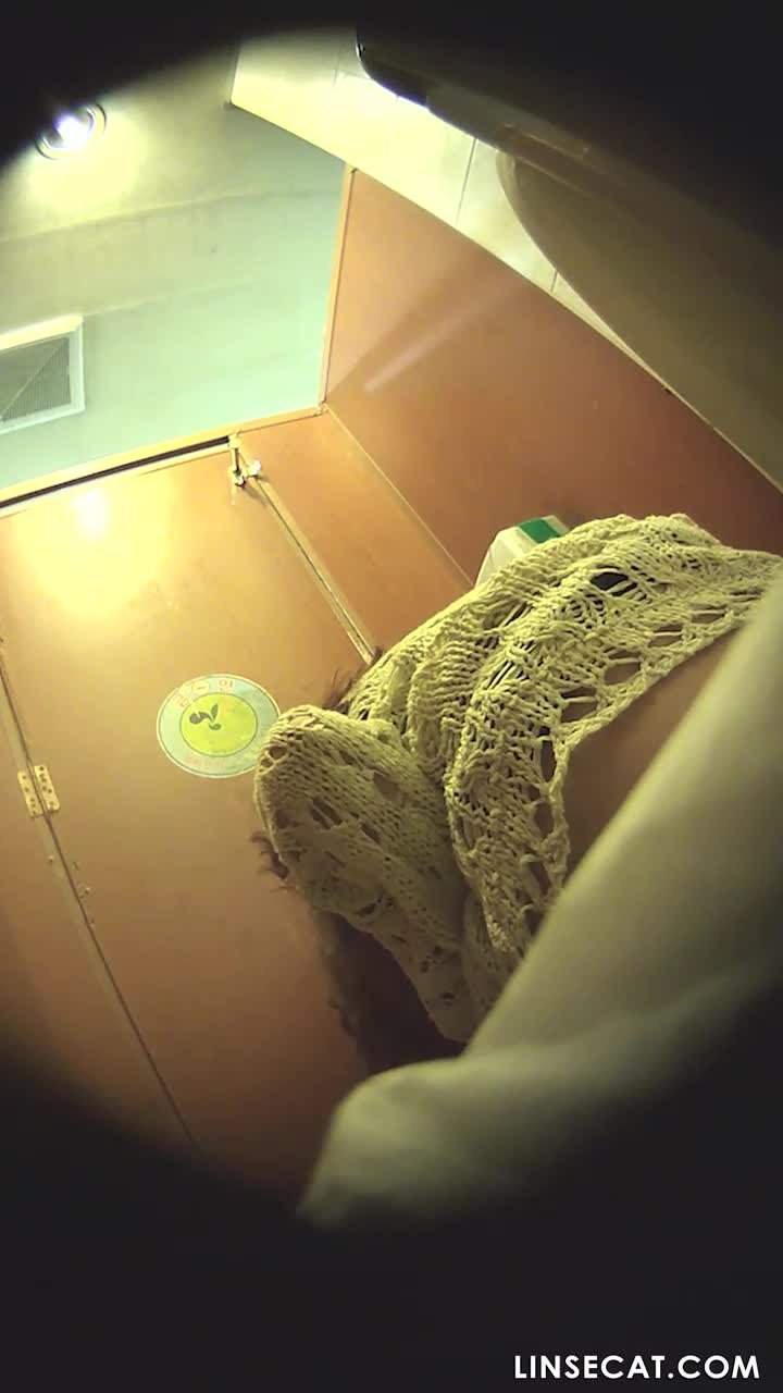 한국 화장실의 숨겨진 카메라_ 음대 여학생들이 오줌을 누고 있습니다. 소변줄이 너무 얇아 처녀인 게 틀림없어