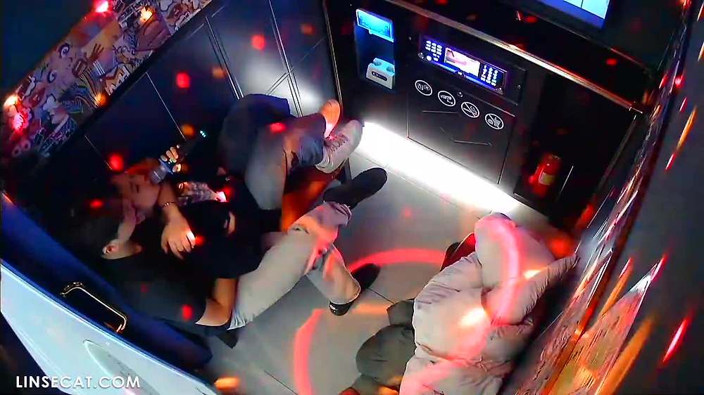 해킹된 한국 노래방 IP카메라 남자친구가 여자친구의 질액을 손가락에서 핥다 그의 여자친구가 그에게 구강 성교를 해주었고, 그가 사정을 하려고 할 때 누군가가 문을 지나가며 그를 겁에 질려 발기 부전 상태에 빠지게 했습니다