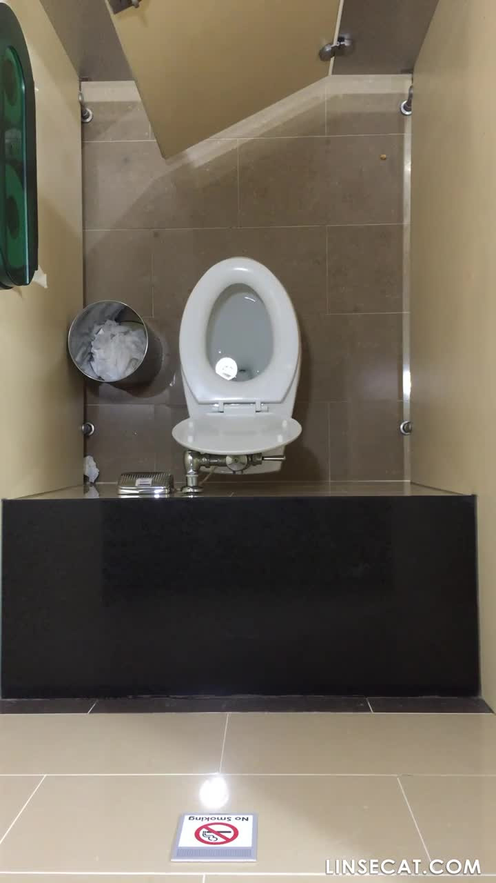 한국 화장실의 몰래카메라_ 보지로 닦은 화장지에서 호르몬 냄새가 나서 냄새만 맡아도 발기한다