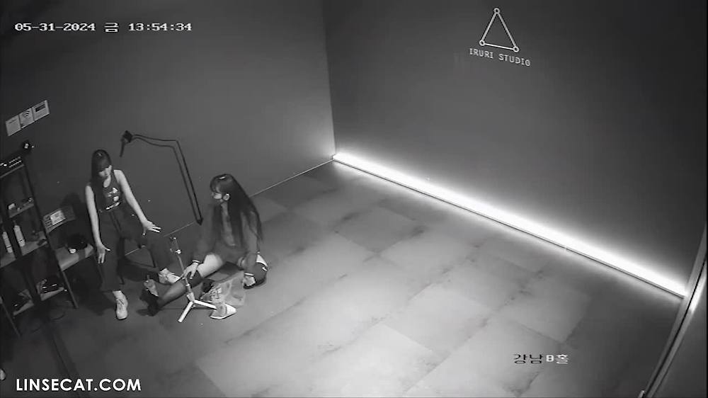 2024년 한국 IP 카메라 해킹당했다_ 댄스 진행자가 댄스 스튜디오에서 섹시 댄스를 추다가 스태프들에게 들킬 뻔했다