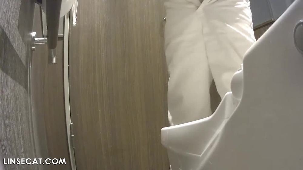 한국 화장실의 몰래카메라_ 귀여운 소녀가 화장지로 질을 세 번 문지릅니다. 가려운가요