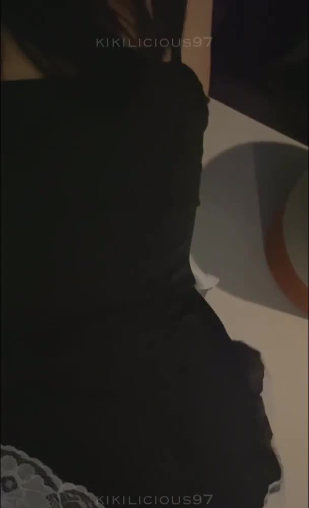 매트에서 대기타는 메이드 여친