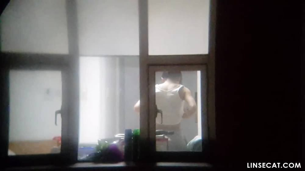 한국 여대생 기숙사를 엿보다. 그들의 몸은 완전히 성숙했고, 둥근 엉덩이와 생기 넘치는 가슴을 가지고 있습니다.