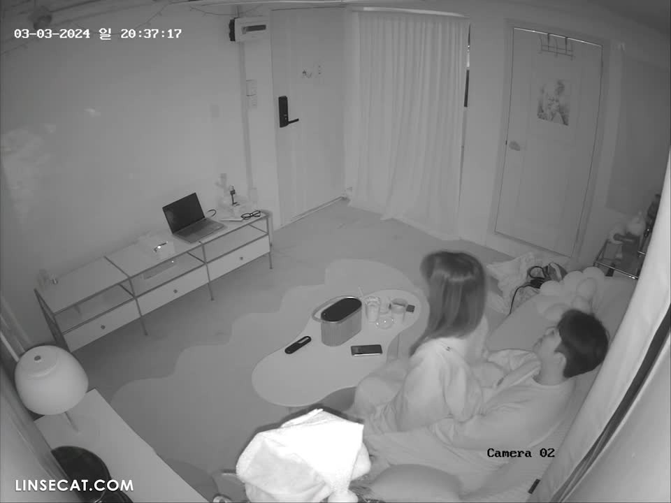 2024년 한국 카메라 해킹당했다_ 커플들이 일일 임대주택에서 섹스를 하고 있었다. 귀여운 소녀는 질내 사정을했고 정액을 닦지 않고 직접 바지를 입었습니다.