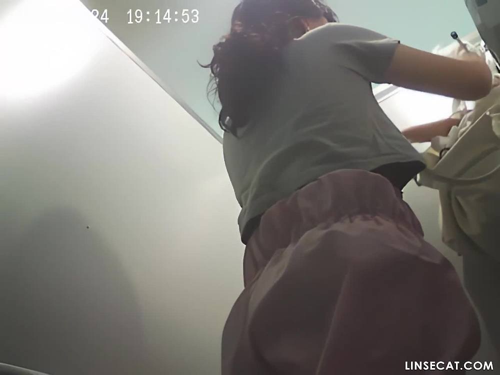 몰래카메라_ 옷을 갈아입는 동료와 옷을 갈아입고 오줌을 누는 성인 발레녀를 엿보는 행위