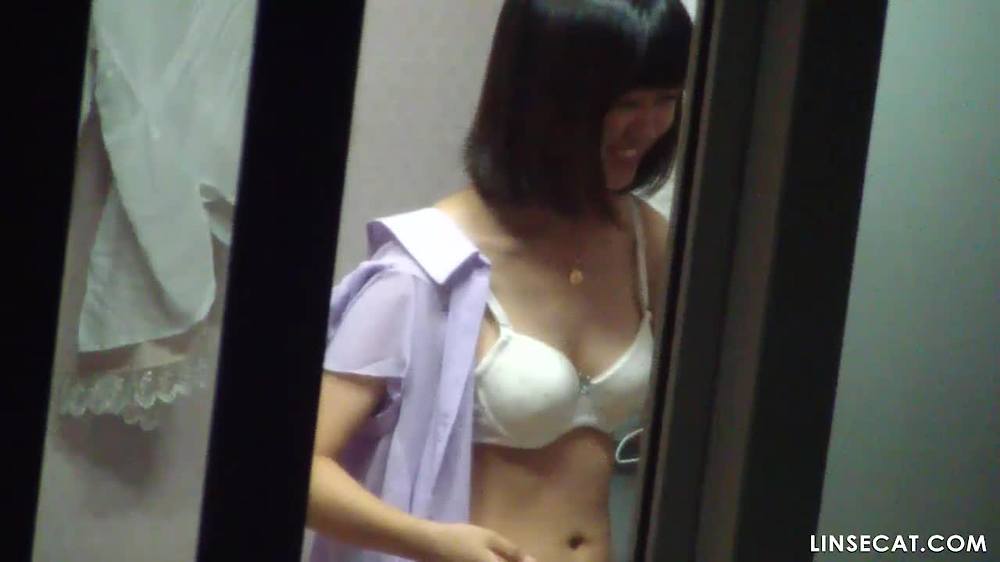 창문을 통해 한국 가족을 엿보는 것. 예쁜 소녀는 다리를 벌리고 질을 침대에 대고 있습니다. 그녀는 매우 유연해 보입니다.