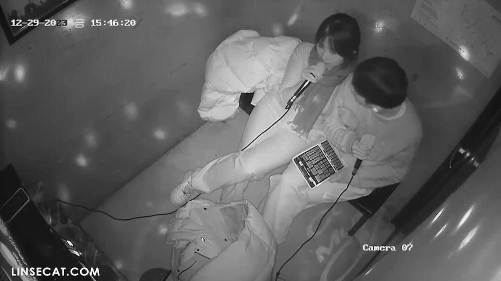 2023년 한국 노래방 IP 카메라 해킹됨_ 귀여운 소녀가 너무 흥분해서 남자친구의 성기를 계속 만지고 결국 같이 섹스하러 화장실에 간 것처럼 보였습니다