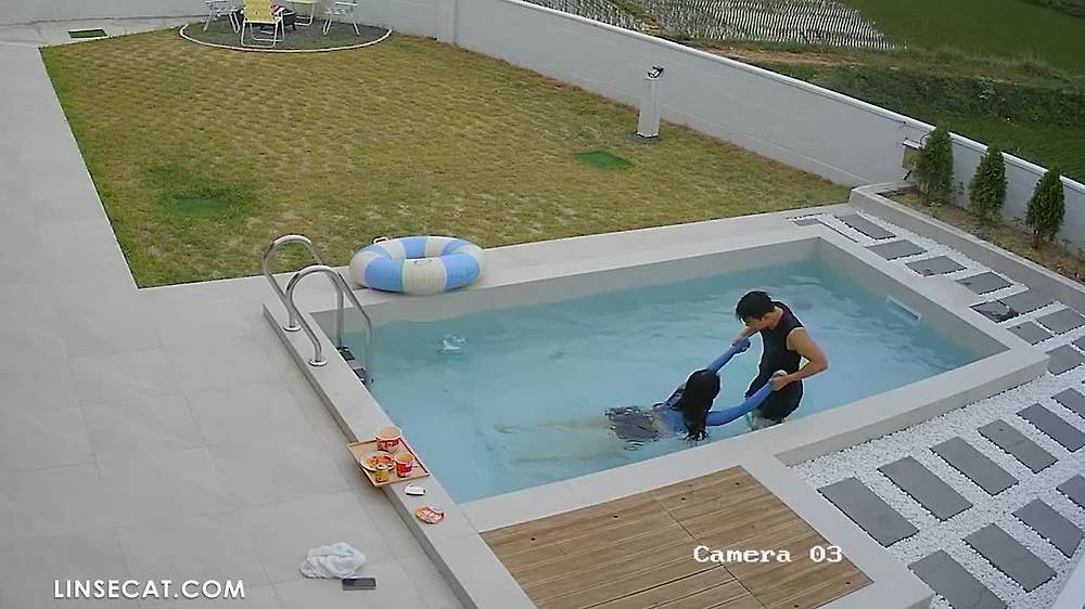 2024년 한국 가정용 IP 카메라가 해킹당했다_ 부자 소년이 여자를 데려와 라면을 먹고 수영장에서 그녀와 섹스를 했다.