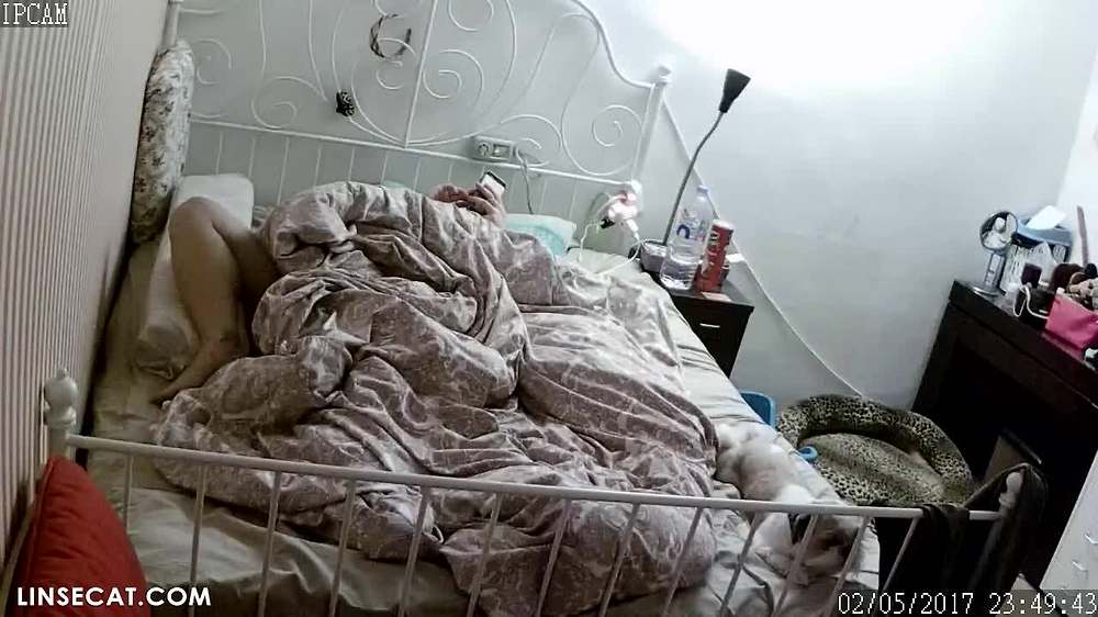 해킹된 가정용 감시 카메라_ 한국 여성 3명이 자위를 하고 있다. 그녀는 손가락으로 자기 자신을 아주 빨리 박았어, 그녀는 매우 흥분됐어