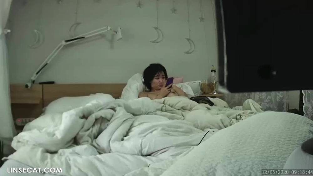 해킹된 가정 감시 카메라_ 귀여운 한국 여성은 남자친구에게 박히는 것을 좋아할 뿐만 아니라 혼자 자위하는 것도 좋아합니다