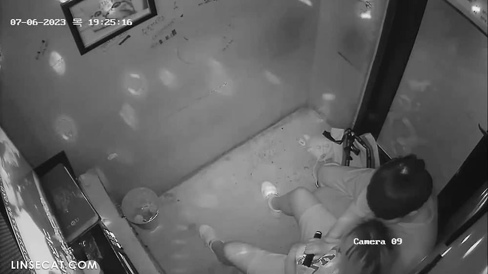 2023년 한국 노래방의 IP 카메라가 해킹당했습니다. 부부는 문밖의 많은 보행자를 무시했고, 소년은 여자친구가 오르가즘을 느낄 때까지 손가락으로 성교했습니다.