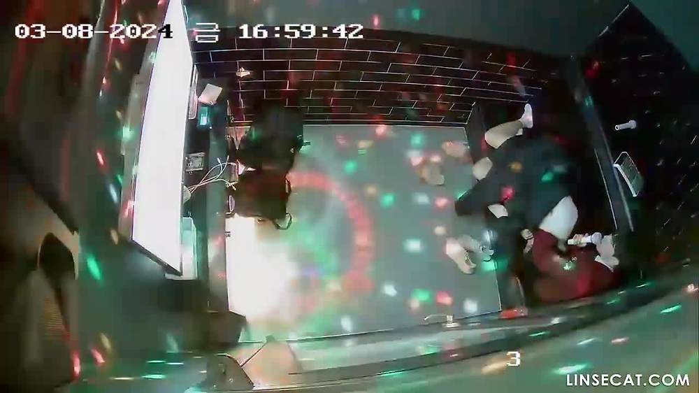 2024년 한국 노래방 IP 카메라가 해킹당했다. 귀여운 소녀는 남자친구의 손에 처음으로 오르가즘을 느끼고, 수줍게 그의 품에 안겼다.