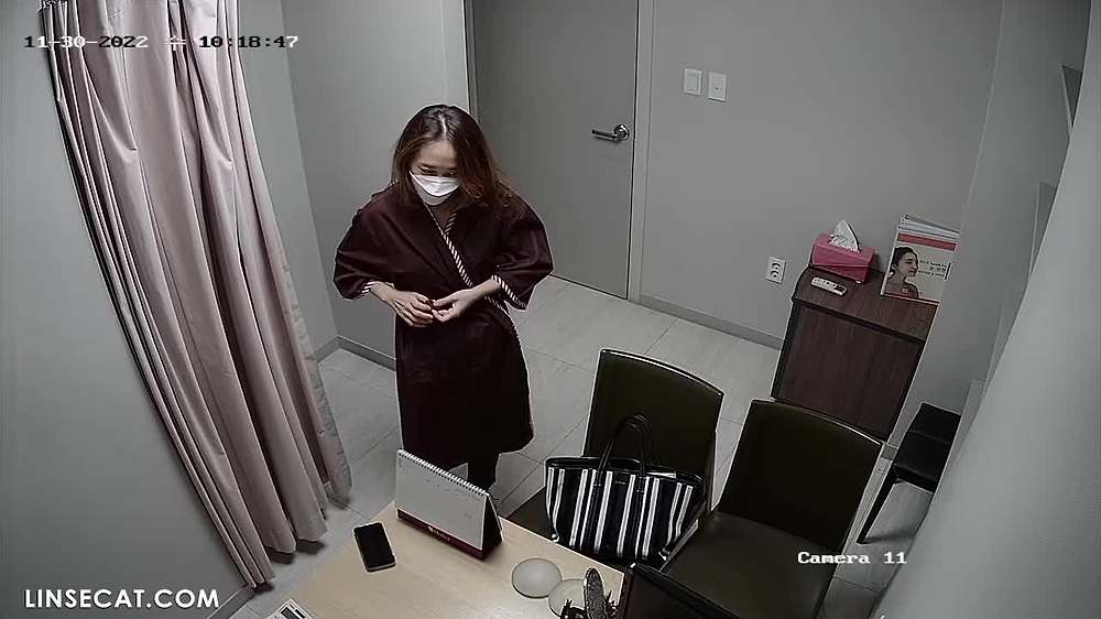 국내 성형외과 감시카메라 해킹 _ 남자 의사가 가슴을 너무 좋아하고 젖꼭지를 만질 기회를 잡았다