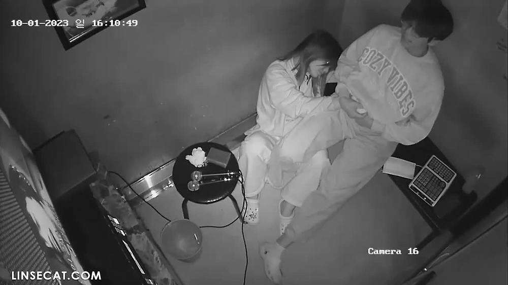 2023년 한국 IP 카메라 해킹_ 7월 최고 인기 커플이 돌아왔다! 남자아이가 여자아이에게 자신의 자지를 만지는 것을 허락하지 않아서 섹스에 굶주린 여자아이는 바닥에 앉아서 조용히 자위를 한다