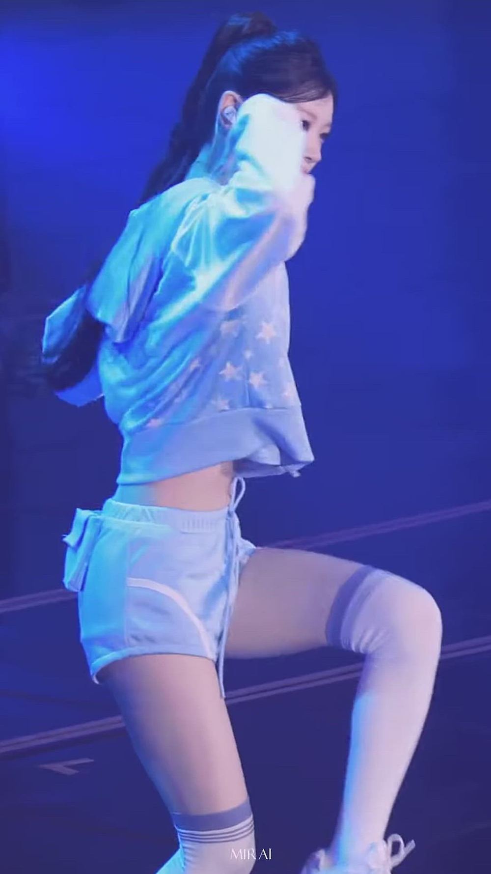 ILLIT - MOKA-메인 썸네일 이미지