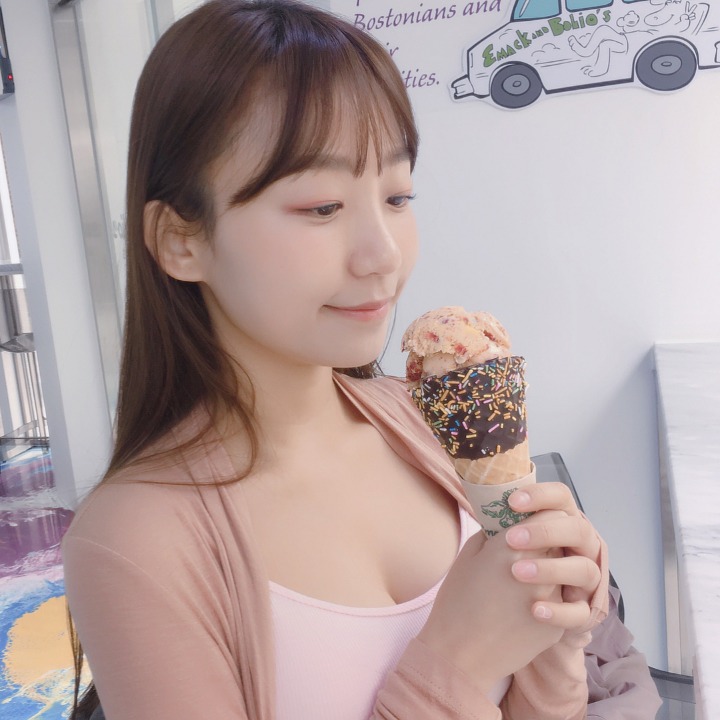 아이스크림 먹는 모델 표은지