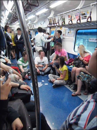 지하철 외국인들