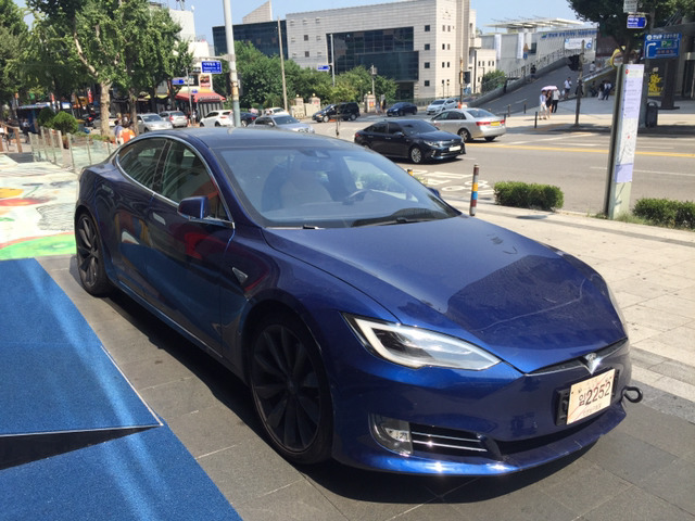 미래형 디자인이라고 찬양 받던 테슬라S 실물