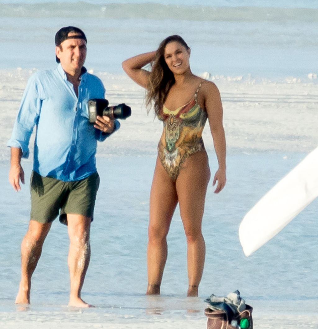 UFC 파이터 '론다 로우지'의 수영복 바디페인팅