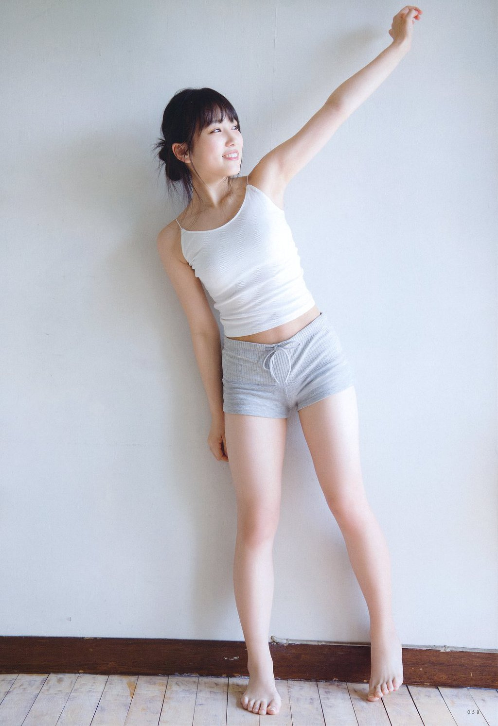 나코 흰티만 입은 일본 화보.jpg 