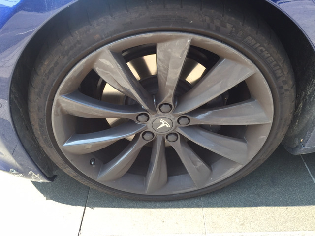 미래형 디자인이라고 찬양 받던 테슬라S 실물