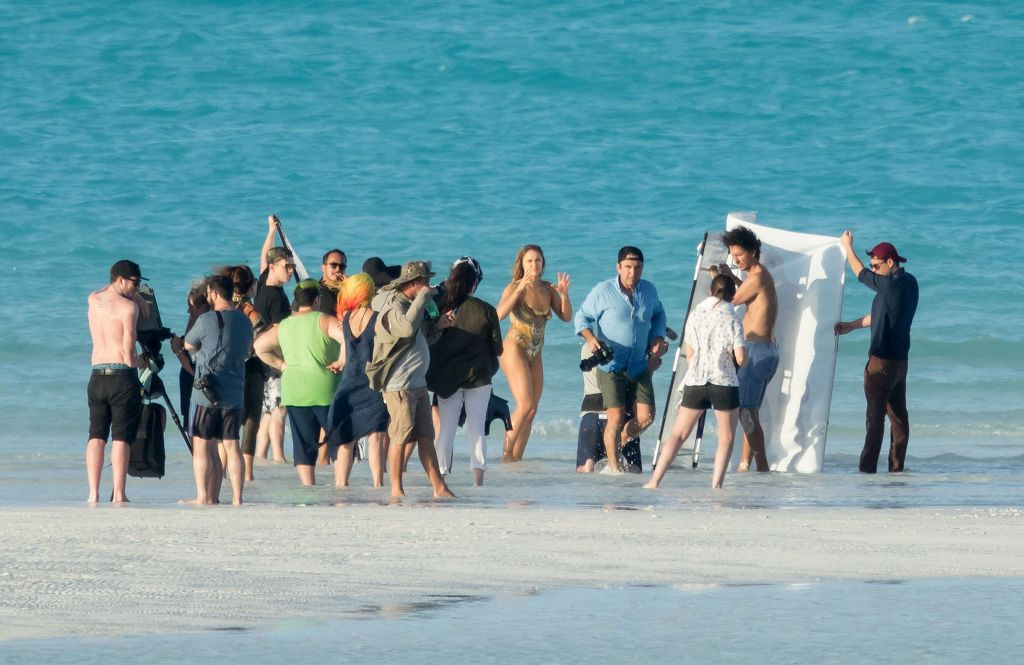 UFC 파이터 '론다 로우지'의 수영복 바디페인팅