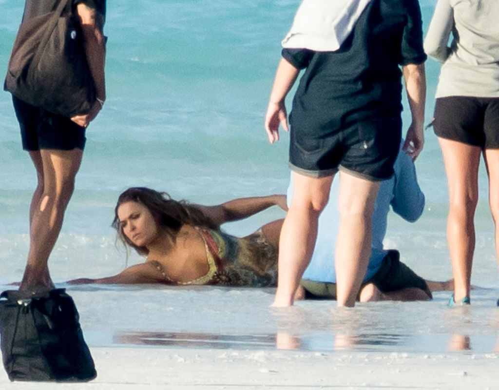 UFC 파이터 '론다 로우지'의 수영복 바디페인팅