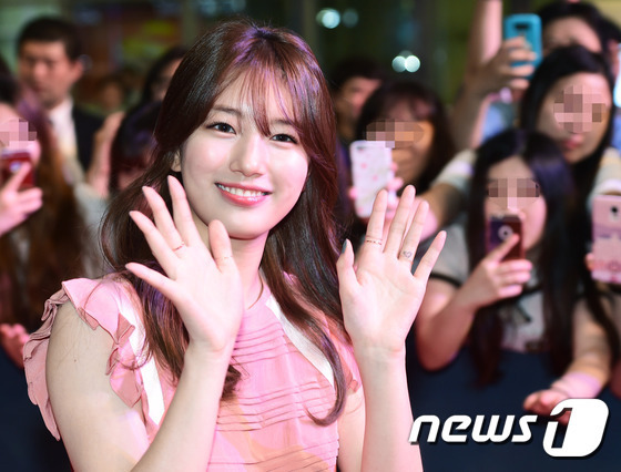 시사회에 간 수지