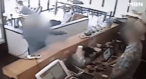 단골인데 공짜 커피를 안 줘?