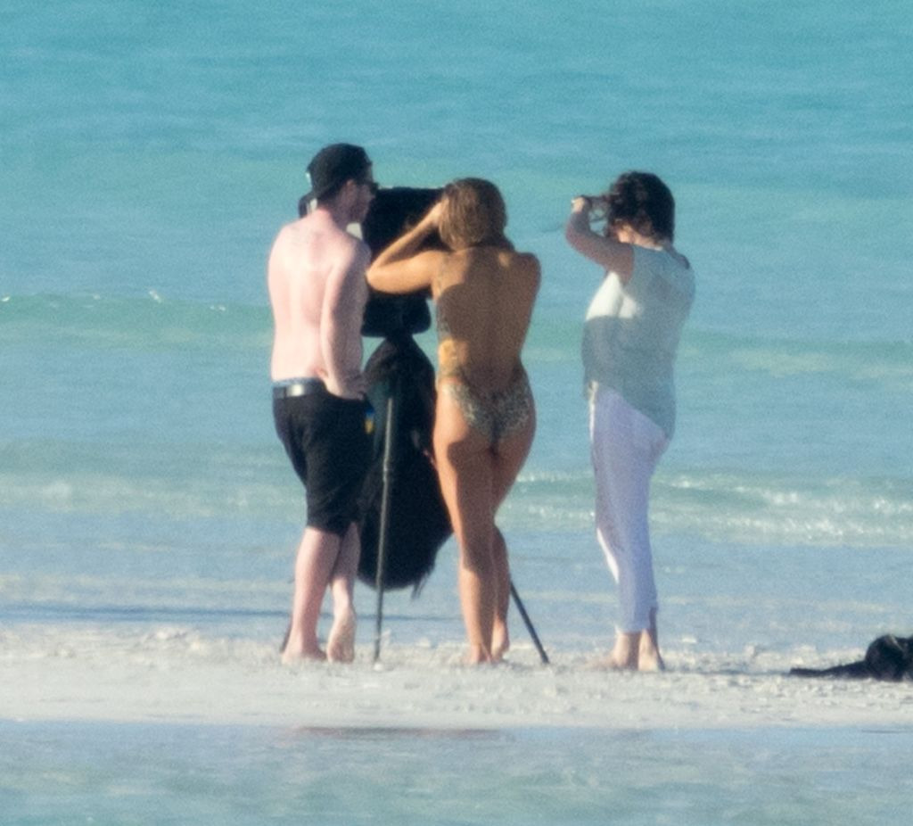 UFC 파이터 '론다 로우지'의 수영복 바디페인팅