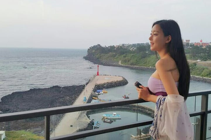오승아 보라색 수영복