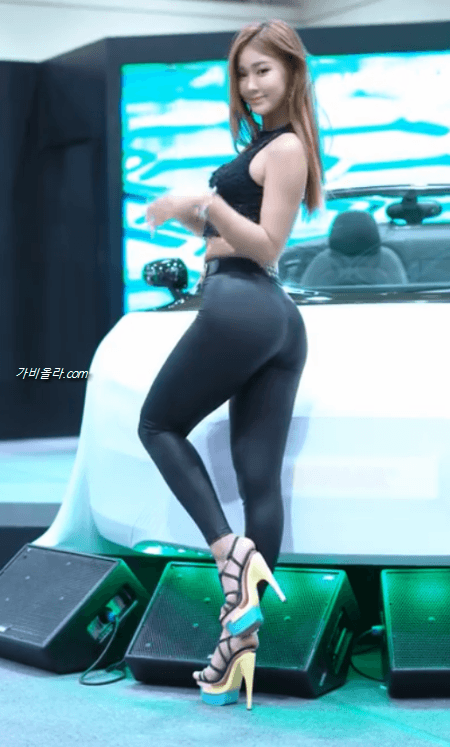 레이싱모델 지연 검정 가죽 레깅스 몸매