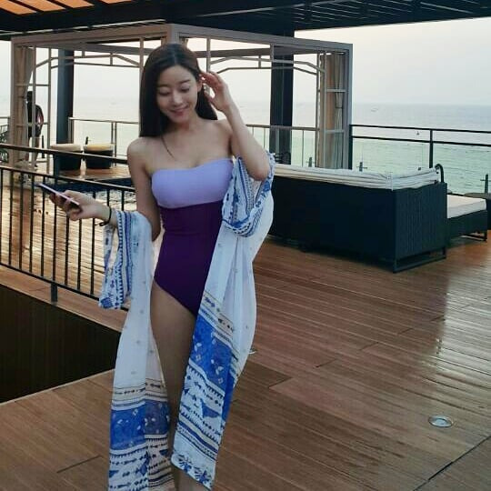 오승아 보라색 수영복