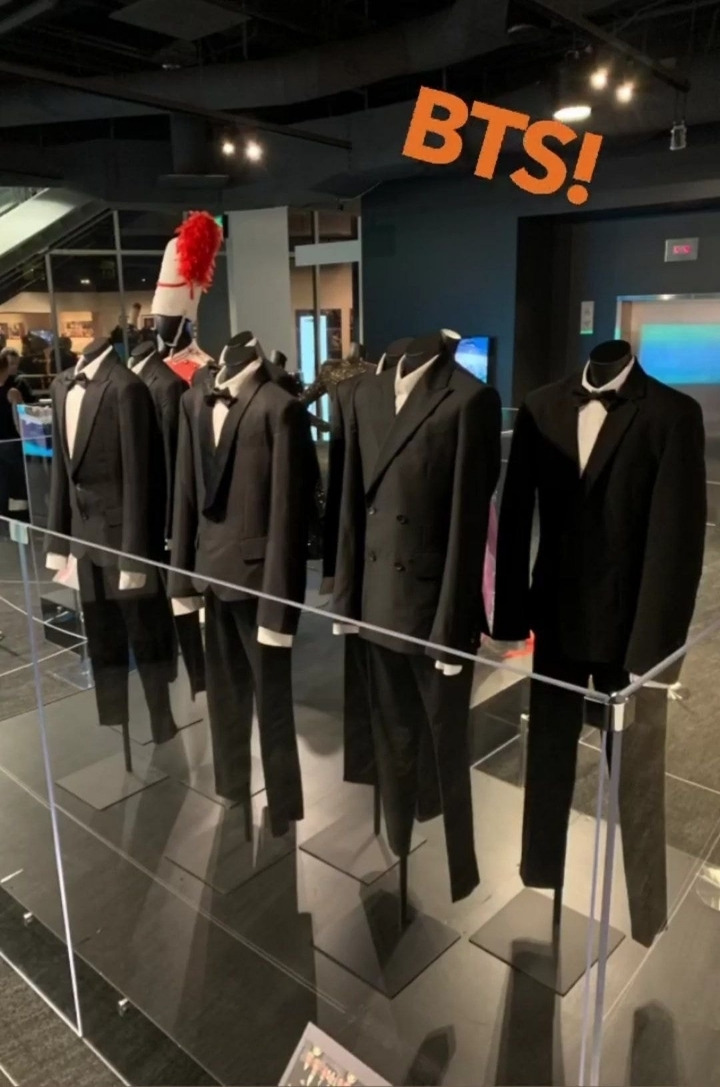 그래미 뮤지엄에 전시된 방탄 레카 의상