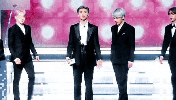 그래미 뮤지엄에 전시된 방탄 레카 의상