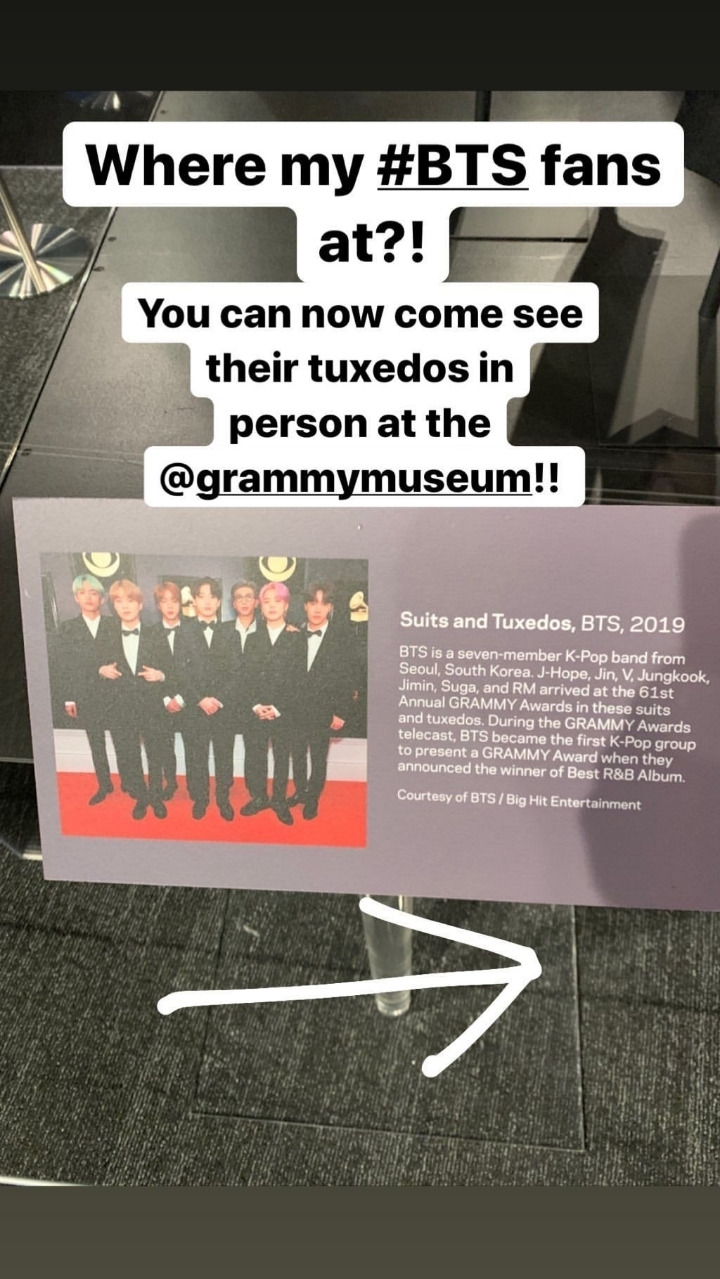 그래미 뮤지엄에 전시된 방탄 레카 의상