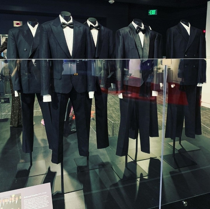 그래미 뮤지엄에 전시된 방탄 레카 의상