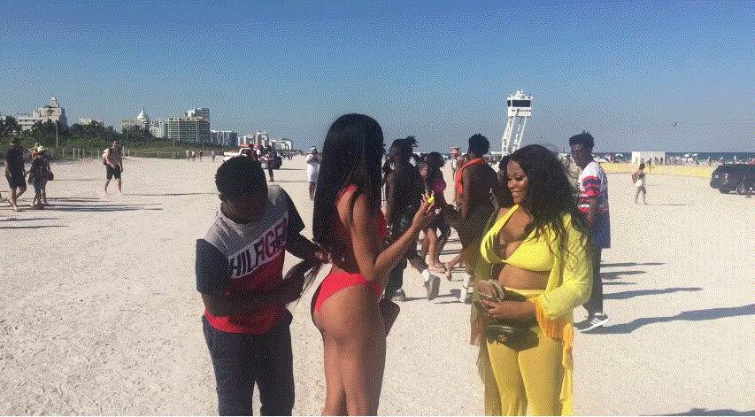미국 해수욕장에서 유행하는 엉덩이 잡기