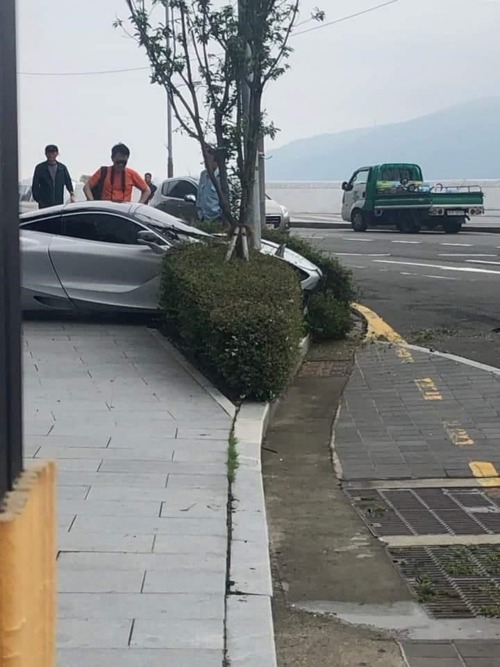 부산에서 맥라렌 720s 시승차 전손사고