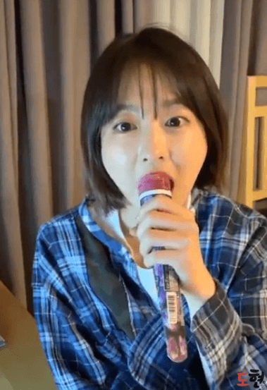 최근 단발하고 아이스크림먹는 박보영.jpg