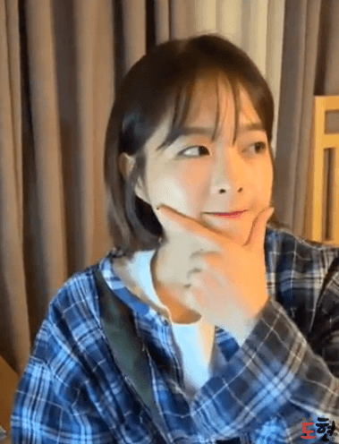 최근 단발하고 아이스크림먹는 박보영.jpg