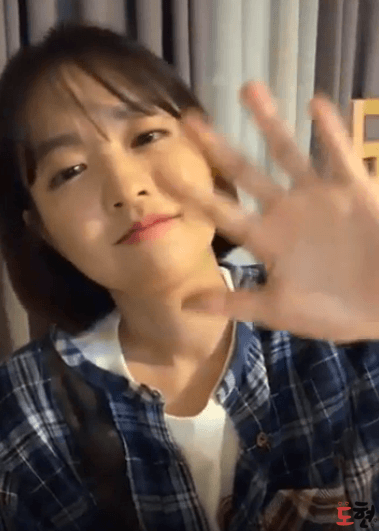 최근 단발하고 아이스크림먹는 박보영.jpg