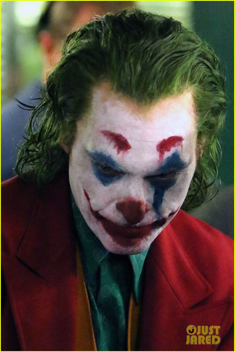 joaquin-phoenix-transforms-into-the-joker-filming-riot-scene-07.jpg