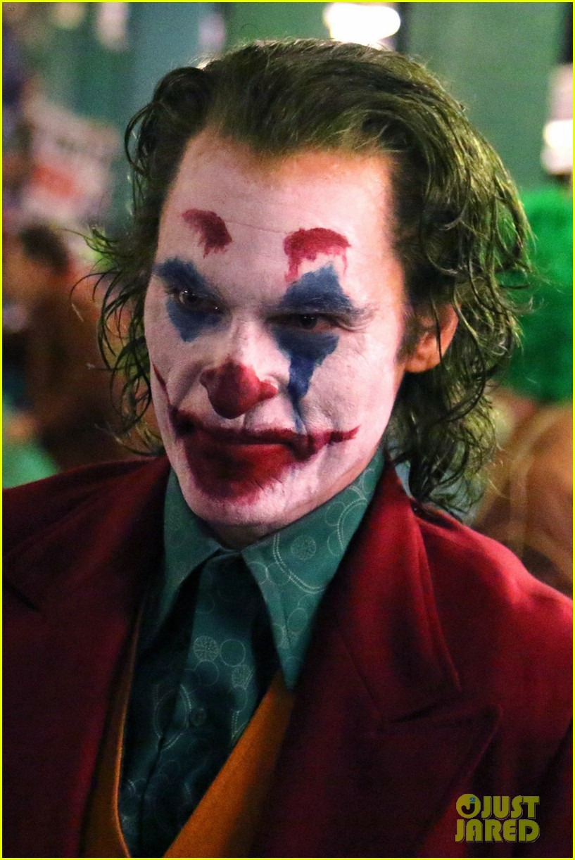 joaquin-phoenix-transforms-into-the-joker-filming-riot-scene-09.jpg